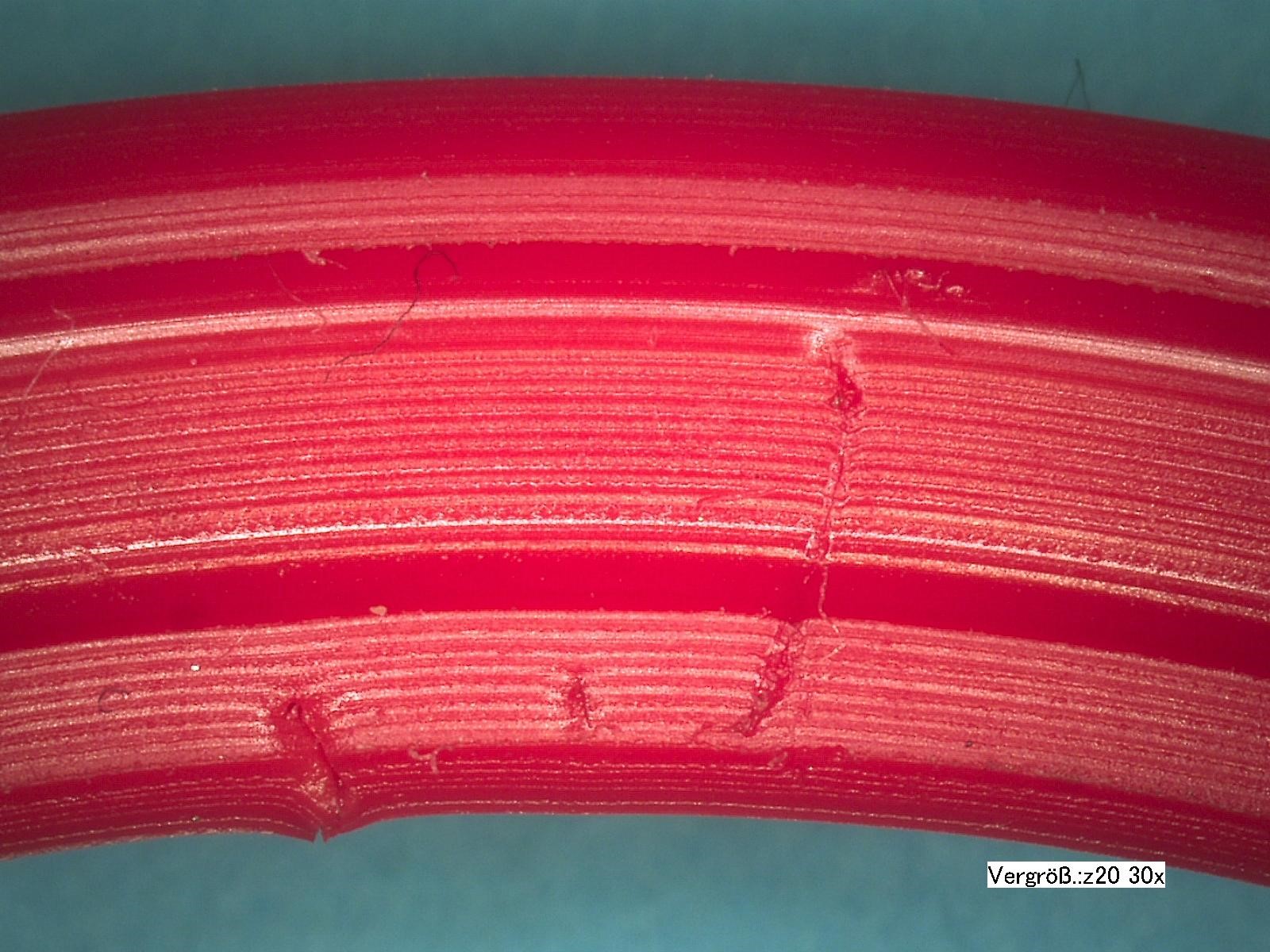 Bild 3: Überströmte Polyurethan-Dichtung aus einem Gabelstapler mit Erosionsspuren (Bild: O-Ring Prüflabor Richter GmbH)