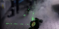 Präzise Fokussierung des Laserstrahls über Spiegel und Linsen auf die Oberfläche der Probe (Bild: Fraunhofer IFAM)
