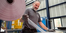 Immer mehr Folien, Formteile und Multilayer werden selbstklebend ausgeführt (Bild: Tec Joint)