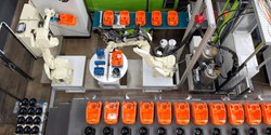 Der 6-Achs-Roboter legt Staubsauger- und Motortopfgehäuse für den Dosierauftrag in einem Schritt auf den Rundtakttisch-Teileaufnahmen ab (Bild: Henkel)