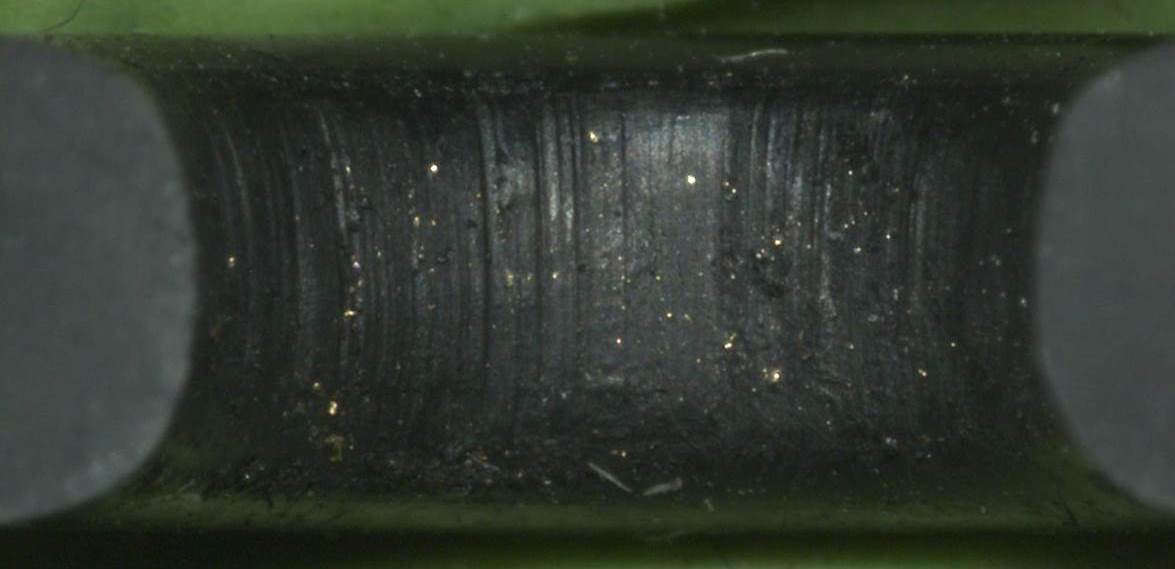 Bild 2: Innenseite eines aufgeschnittenen EPDM-O-Rings aus einem Thermostatventil: In den Riefen sind deutlich Metallpartikel zu erkennen (Hydroabrasion) (Bild: O-Ring Prüflabor Richter GmbH)