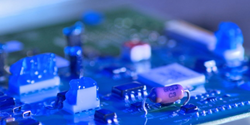 Dymax Dual-Cure 9014 und Dymax Dual-Cure 9483 für den Schutz von empfindlichen Leiterplatten (Bild: Dymax Europe GmbH)