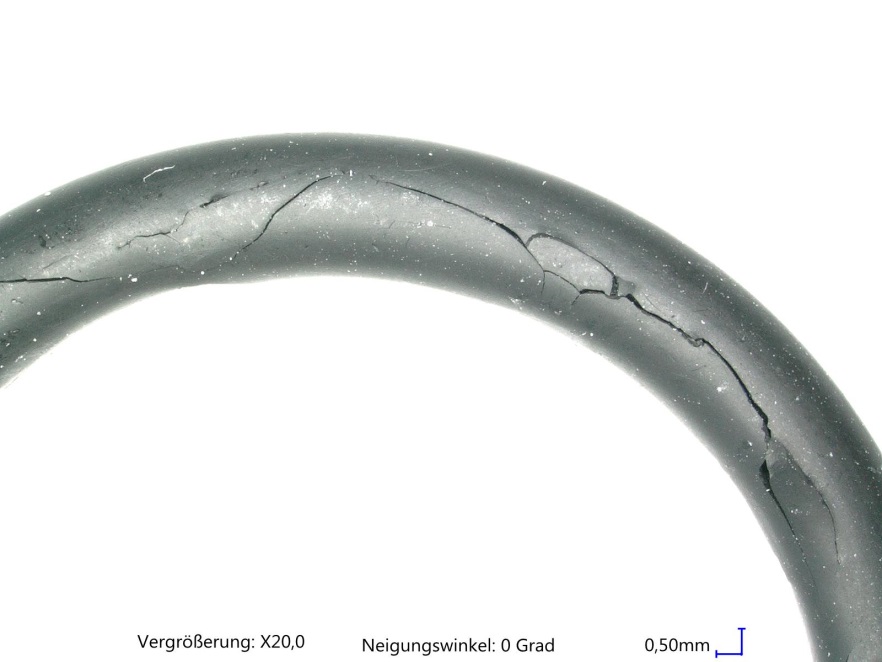 Bild 3: EPDM-O-Ring, zerstört durch zu hohe Verformung und thermische Einwirkung (Bild: O-Ring Prüflabor Richter GmbH)