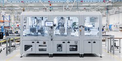 Mit solchen Maschinen wird die neue Generation Ultraschallsensoren, die in den Stoßfängern von modernen Fahrzeugen verbaut werden und ein essenzieller Bestandteil für die Entwicklung von Fahrerassistenzsystemen (FAS) sind, produziert (Bild: bdtronic GmbH).