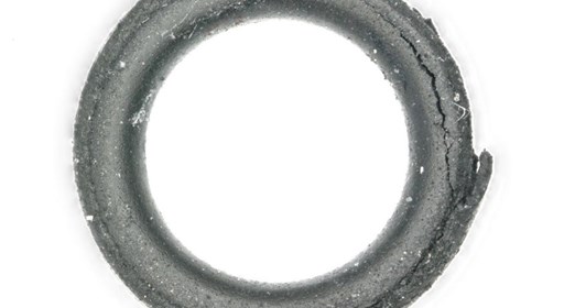 Bild 3: Verwechslung der Werkstoffhärte: Statt einem NBR mit 90 ShA wurde ein NBR mit 70 ShA verwendet, der dann aufgrund der schwierigen Montagesituation zerstört wurde (Bild: O-Ring Prüflabor Richter GmbH)
