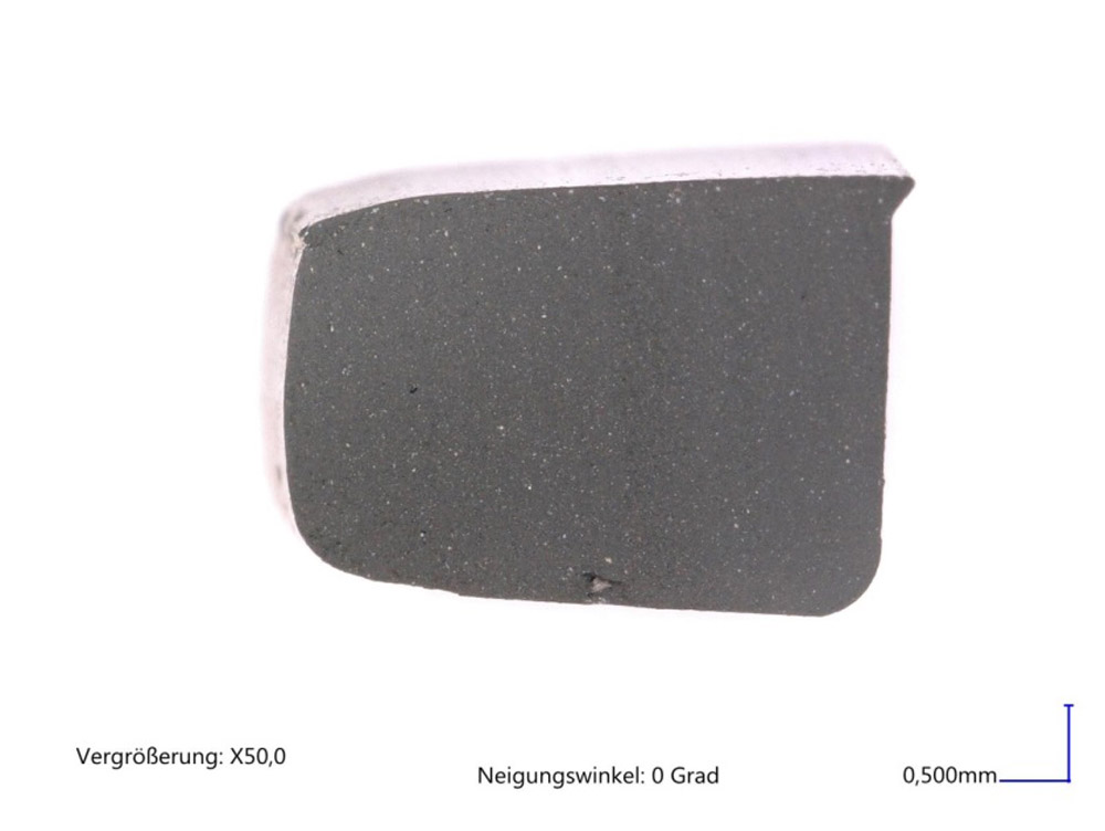 Bild 3: Bleibende Verformung eines O-Rings durch chemischen Angriff – deutlich zu erkennen der stärkere Verformungsgrad im linken Bereich (Mediumseite) (Bild: O-Ring Prüflabor Richter GmbH)