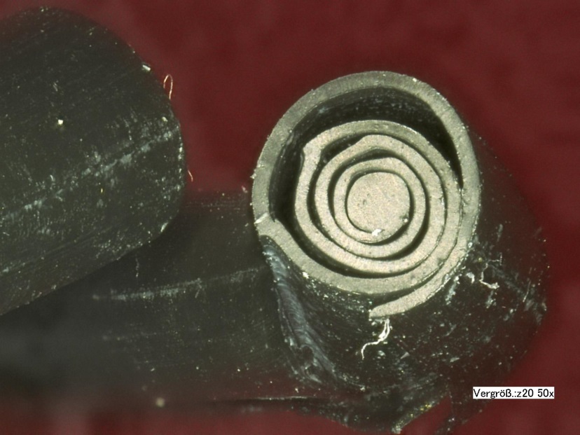 Bild 1: Auswirkung einer scharfkantigen Nutausführung – der O-Ring schält sich an der Nutkante ab (350 bar Druck, Spalt 0,05 mm) (Bild: O-Ring Prüflabor Richter GmbH)