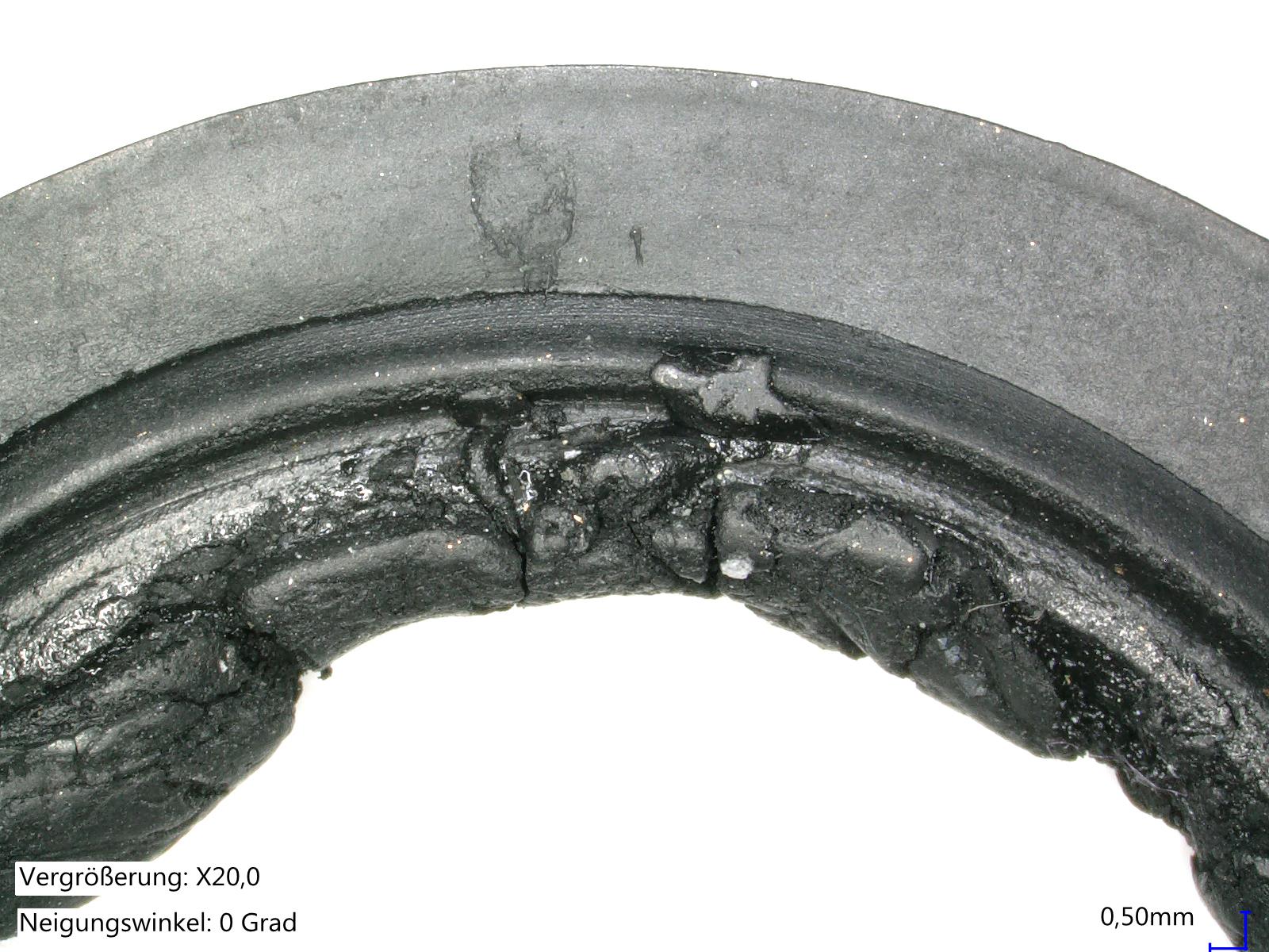Bild 2: Durch Autoxidation (Entzinkung) geschädigte EPDM-Dichtung mit deutlich erkennbaren aufgeschmolzenen Bereichen wie bei einem Thermoplast oder bei TPE (Bild: O-Ring Prüflabor Richter GmbH)