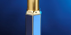 Ausgehärtet weist Vitralit® UC 6025 eine hohe Haftung zu ABS, Aluminium und Glas auf. (Bild: Panacol-Elosol GmbH)